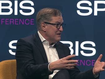 Auf der SPOBIS sind Jan-Christian Dreesen, Vorstandsvorsitzender des FC Bayern München, und Bjørn Gulden, CEO von Adidas, zu Gast. Auf der Messe sprechen sie über das Trikot des deutschen Rekordmeisters sowie über Thomas Müller in seiner Rolle als Produkttester.