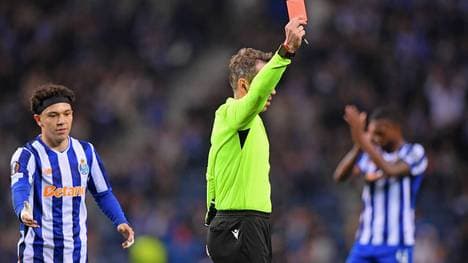 Tobias Stieler stellte Romas Bryan Cristante gegen Porto vom Feld