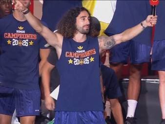 Marc Cucurella feiert mit den spanischen Fans den WM-Titel in Madrid. Bei den deutschen Anhängern dürften dabei Erinnerungen an die Heim-EM 2024 wach werden. 