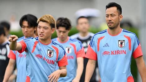 Ritsu Doan (l.) von Eintracht Frankfurt zusammen mit Ex-Schalker Maya Yoshida