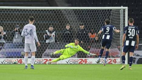 Geburtstagstor: Dawid Kownacki verlädt Timo Horn