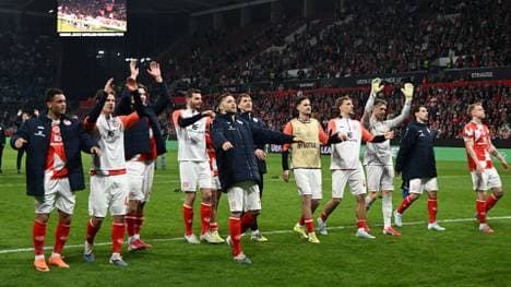 Die Mainzer Profis feiern mit den Fans