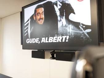 Nach nur 94 Tagen Amtszeit steht Albert Riera bei Eintracht Frankfurt schon wieder vor dem Aus. Das Duell mit Borussia Dortmund könnte für den 44-Jährigen womöglich bereits ein Endspiel sein.