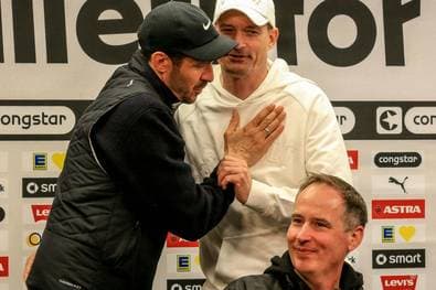 Kuriose Pressekonferenz: Plötzlich ist Schuster doch da