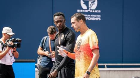 Owen Ansah (l.) und Trainer Sebastian Bayer in Birmingham