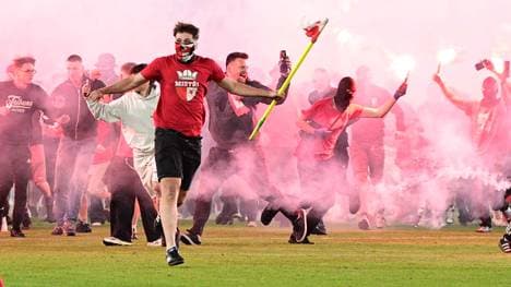 Beim Derby in Prag kommt es zu hässlichen Szenen