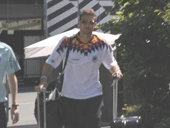 Still und schnell verlassen die DFB-Stars nach dem peinlichen WM-Aus die USA. Beim DFB rauchen bereits die Köpfe. Doch wo wird es die viel geforderten personellen Konsequenzen geben?