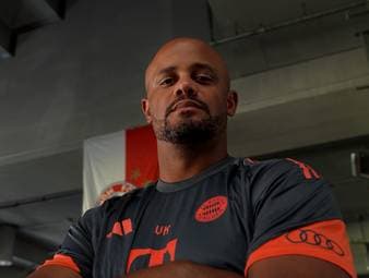 Bei seiner Verpflichtung war er nur vierte Wahl, inzwischen wird er beim FC Bayern gefeiert: Vincent Kompany hat es allen Zweiflern gezeigt. Die Leistungen seiner Mannschaft auf dem Rasen begeistern die Fans - genauso wie die ganz spezielle Aura, die der Trainer bei seinen öffentlichen Auftritten versprüht.