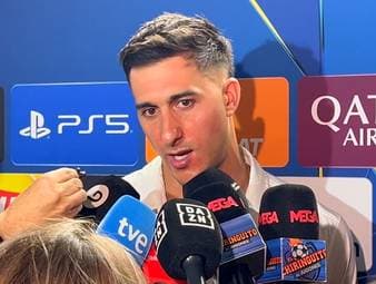 Atleticos Marc Pubill stoppt nach einem Torabstoß von Juan Musso den Ball mit der Hand. Keeper Musso äußert sich nach dem Spiel zu dieser Szene.