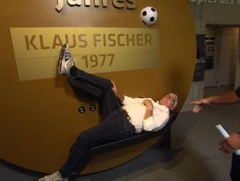 Klaus Fischer und sein Fallrückzieher sind vielen Fußballfans noch im Gedächtnis. Im Fantalk spielt er sein Tor des Jahrhunderts aus 1977 noch einmal nach.