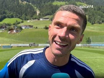 Robin Gosens zieht ein Fazit nach seinen ersten Tagen bei Schalke. Dabei schwärmt er vom Zusammenhalt im Team.