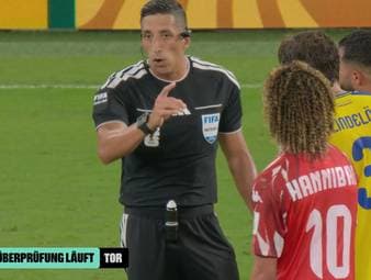 Matthias Svanberg braucht nach seiner Einwechslung nur 18 Sekunden, um zu netzen. Nach langem und kuriosem VAR-Check bleibt sein Treffer bestehen und die Schweden können jubeln. Es ist das zweitschnellste Joker-Tor in der WM-Historie.