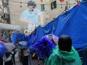 Maradonas Wandbild verhüllt