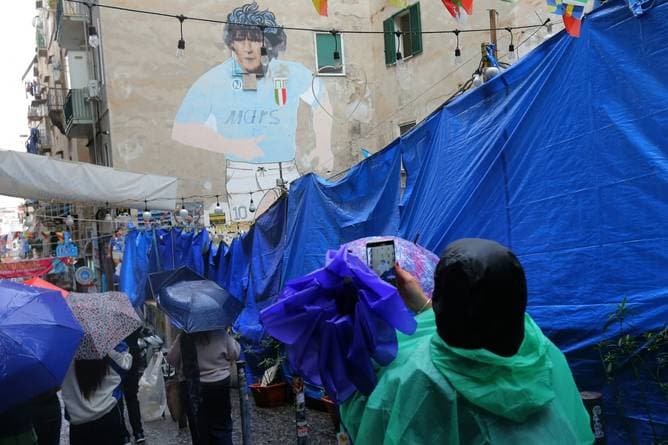 Maradonas Wandbild verhüllt