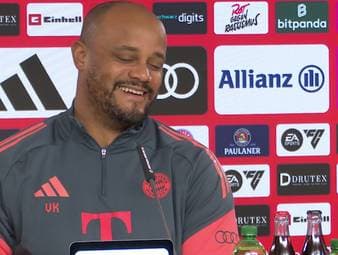 Vor dem Spiel gegen den FC Augsburg kommt es auf der Bayern-Pressekonferenz zu einer kuriosen Szene. Zwei Reporter geraten scherzhaft aneinander, während Trainer Vincent Kompany die Situation lachend kommentiert.