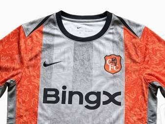 Für die Saison 2026/27 ist ein erstes Trikot des FC Chelsea aufgetaucht. Dabei handelt es sich um ein Aufwärmtrikot, das durch seinen Retro-Stil auffällt.