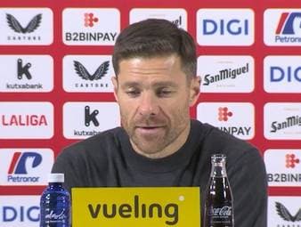 Nach drei aufeinanderfolgenden Unentschieden feiert Real Madrid seinen ersten Liga-Sieg. Kylian Mbappé glänzt dabei mit einem Doppelpack und Cheftrainer Xabi Alonso hebt besonders dessen Zusammenspiel mit Vinícius Júnior hervor.