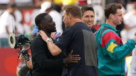 Emerse Fae im Gespräch mit Julian Nagelsmann während der WM