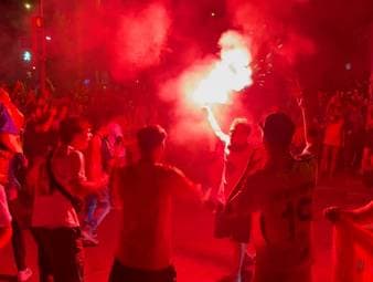 Der zweite WM-Titel der Historie lässt die spanischen Fans eskalieren. In Barcelona wird die Nacht zum Tag gemacht. 
