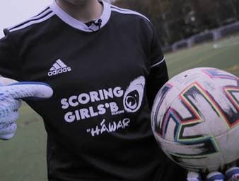 Krieg, Flucht, Diskriminierung: Die SCORING GIRLS* haben unterschiedliche Geschichten, aber auf dem Fußballplatz halten sie zusammen. Mit sportlichen und sozialpädagogischen Angeboten lernen die Mädchen an sich selbst zu glauben.  