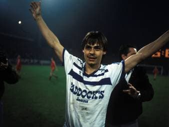 Schalkes Olaf Thon überrascht 1984 einen Tag nach seinem 18. Geburtstag mit einer Gala-Vorstellung beim historischen 6:6 im Pokal-Halbfinale gegen die Bayern. Es ist der Auftakt einer großen Karriere.