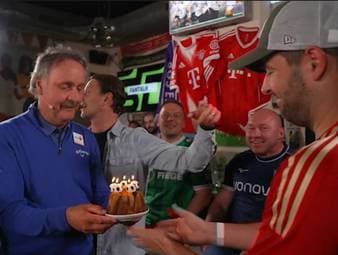 Im Fantalk zum Champions League-Halbfinale des FC Bayern gegen PSG wird ein Ständchen für Peter Neururer gesungen. Dabei bekommt er von Matthias aus dem Publikum, der selber heute Geburtstag hat einen Kuchen überreicht.