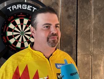 Am Rande eines Events seines Partners "Target Darts" spricht Darts-Spieler Gabriel Clemens im exklusiven SPORT1-Interview über seine Saison und seinen ersten Titelgewinn auf der PDC-Tour.