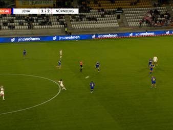 Die Nürnbergerin Sanja Homann trifft beim Auswärtsspiel in Jena traumhaft. Sie überwindet Torhüterin Hannah Etzold fast von der Mittellinie.