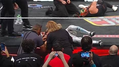 Rey Mysterio (unten) hat sich bei WWE RAW offenbar real verletzt