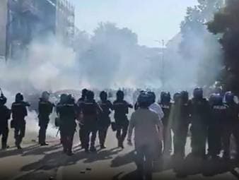 Erschreckende Szenen vor dem Stadtderby in Turin: Auf den Straßen bekämpfen sich die Anhänger von Juventus und FC Turin. Ein Fan wird dabei lebensgefährlich verletzt.