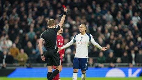 Xavi Simons sieht die Rote Karte