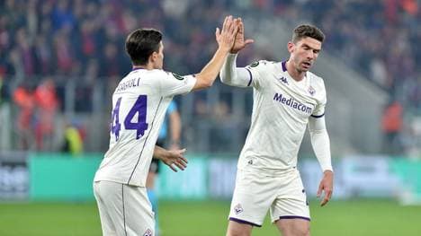 Robin Gosens (r.) steht mit Florenz im Viertelfinale