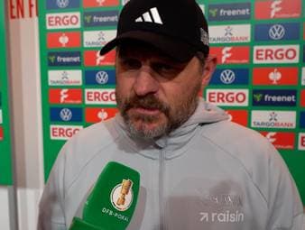 In der ersten Halbzeit regte sich Steffen Baumgart über die ein oder andere Entscheidung des Schiedsrichtergespannes auf. Nach dem Spiel klingt das aber ganz anders.