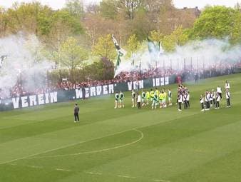 Due Ultras von Werder Bremen rufen zu einem Trainingsbesuch auf - und 1500 Fans leisten Folge. Das Ergebnis: eine einzigartige Kulisse vor dem Nordderby gegen den HSV. 