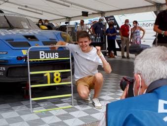 Bastian Buus wird 18! Überraschungsparty beim Porsche Carrera Cup