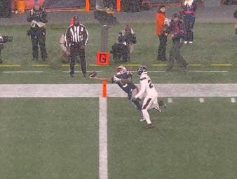 Kayshon Boutte gelingt für die New England Patriots im Playoff-Duell mit den Houston Texans ein denkwürdiger Touchdown.