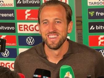 Harry Kane gewinnt mit dem FC Bayern den deutschen Supercup, die Meisterschaft und den DFB-Pokal. Einen Reporter erinnert der Engländer an einen vergessenen Titel. 