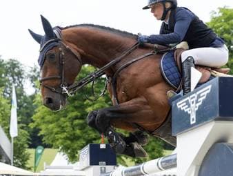 Klaphake gewinnt beim Springreiten