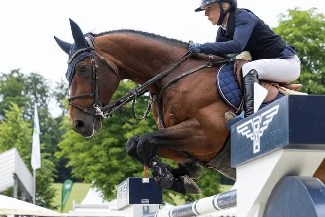 Klaphake gewinnt beim Springreiten