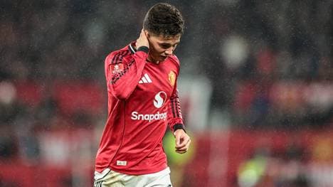 Shea Lacey wurde bei seinem ersten Einsatz im Old Trafford des Feldes verwiesen