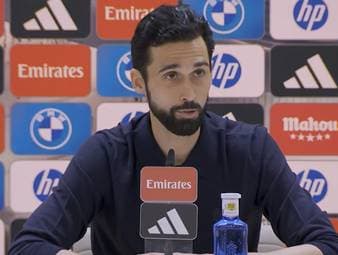 Real-Trainer Alvaro Arbeloa verteidigt Florentino Pérez nach den Pfiffen gegen Levante. Er betont dessen Bedeutung für die Königlichen und sieht hinter den Aktionen eher Gegner von Real als echte Fans.
