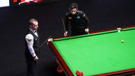 Wu Yize und Mark Allen begutachten die Pattsituation