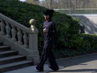 Wenn sich die Spieler der französischen Nationalmannschaft zu ihren Länderspielen treffen, dann nutzen sie diese Bühne gerne für eine kleine Modenschau. Vor allem Bayern-Star Michael Olise sorgt dabei für einen echten Hingucker. 