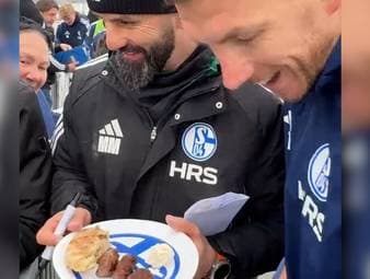 Beim öffentlichen Training auf Schalke sorgen Content Creator für Aufsehen. Auf einem Minigrill bereiten sie Cevapcici vor - mit Erfolg. Sogar Neuzugang Edin Dzeko kann die Finger nicht davon lassen.