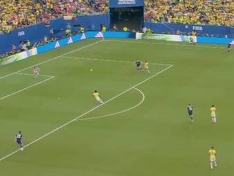 Schon nach sieben Minuten geht Brasilien gegen Schottland in Führung! Allerdings helfen die Schotten fleißig mit. McKenna lässt sich am eigenen Strafraum zu viel Zeit, Rayan spitzt dazwischen und Vini Jr. umkurvt den Keeper. 1:0 für den Rekordweltmeister.