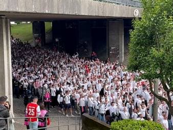 Zum ersten Mal in der Vereinsgeschichte spielt der SC Freiburg ein Europapokal-Halbfinale. Zum Fanmarsch in Braga kommen rund 2000 Anhänger.