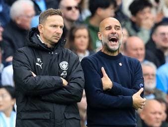 Pep Lijnders, Co-Trainer von Manchester City, gerät bei einer Frage nach Pep Guardiola ins Schwärmen. Er erzählt, was den Star-Coach so besonders macht und zieht dabei auch den Vergleich zu Golf-Legende Tiger Woods. 