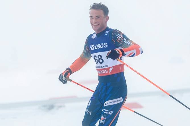 Langläufer betrinkt sich im Rennen