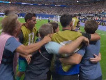 Die späte Erlösung für Argentinien. Ausgerechnet Joker Lautaro Martínez sorgt für den späten Siegtreffer. Natürlich hat auch Lionel Messi seine Finger mit im Spiel.
