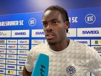 Yann Aurel Bisseck wurde von Julian Nagelsmann nicht für die Weltmeisterschaft 2026 nominiert. Am SPORT1-Mikro verrät er, dass er unter Jürgen Klopp zum engeren Kreis gehört.